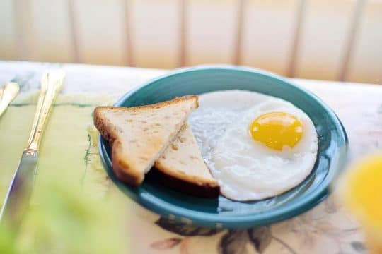 simple breakfast eggs toast